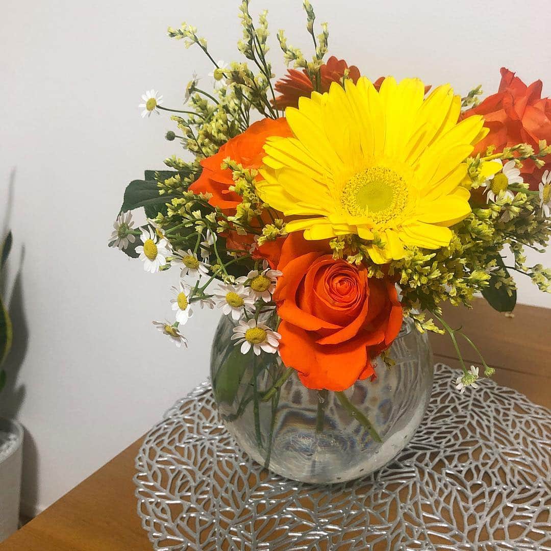 阿部優貴子さんのインスタグラム写真 - (阿部優貴子Instagram)「10連休みなさんいかがお過ごしですか？💕 大学院に通い始めてからというもの、自分でも気がつかないうちに家でかなりピリピリしているらしく笑、夫が元気の出る黄色とオレンジの花を買って帰ってきてくれました。😂💐申し訳ないけれど、、、ありがとうございます🙇‍♀️🌼 来週はバラダンは通常営業ですが、大学院はお休みなので、溜まった課題をこなしつつ、少しゆとりのある一週間を過ごそうと思います✌️ みなさん、よいゴールデンウィークを❣️❣️ * #花のある暮らし #flowerarrangement  #10連休 #あべゆき大学院life」4月28日 23時07分 - abe_yuki94