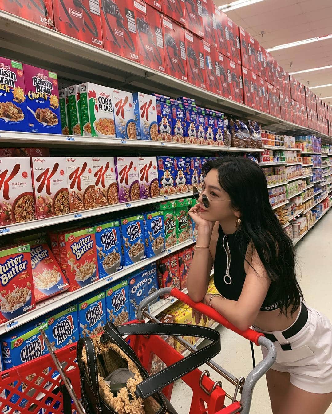 megbabyのインスタグラム：「連休の方はGW楽しんでね〜❤️🧡💛💚💙🌈 もう日本🥺短かったけどわたしも楽しめた🤣ありがとうございました✨ @dfsjapanofficial ❤️」