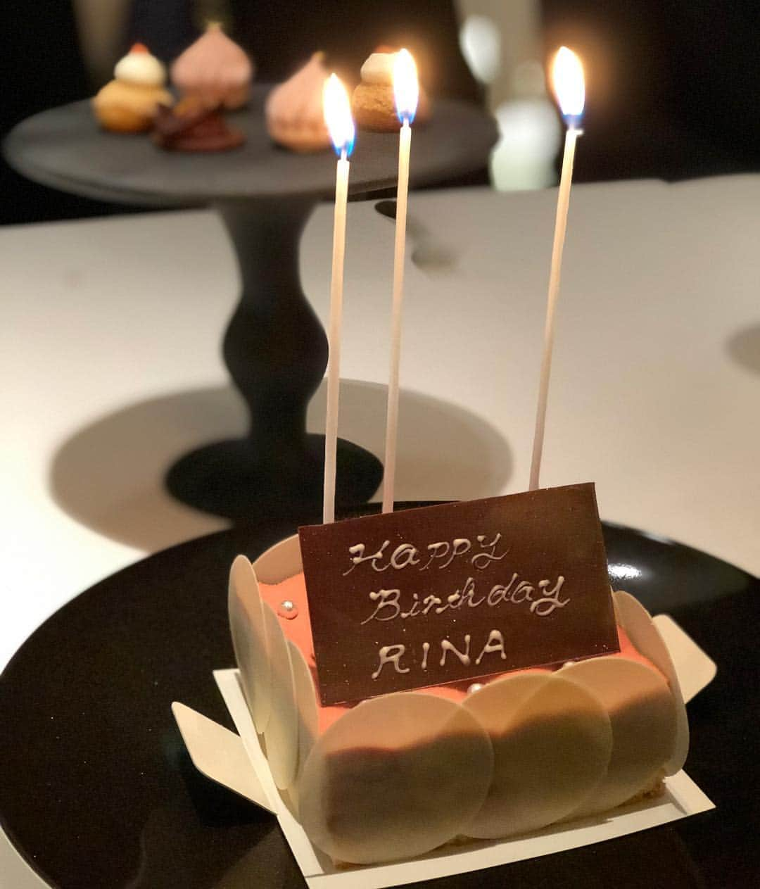 小泉里奈さんのインスタグラム写真 - (小泉里奈Instagram)「遅れてきたお誕生日祝い♡ #my26thbirthday #birthdaygirl #birthdaycake #beigealainducassetokyo #chanel #alainducasse」4月28日 22時59分 - koizumi_rina