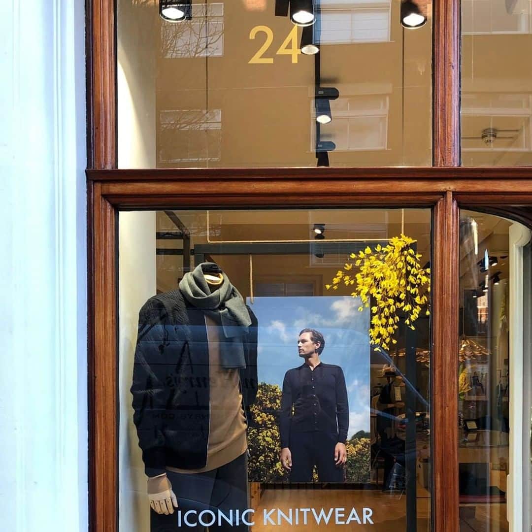 ジョンスメドレーさんのインスタグラム写真 - (ジョンスメドレーInstagram)「24, New Cavendish Street… #SundayStoreView #MadeinEngland」4月28日 23時01分 - johnsmedleyknitwear