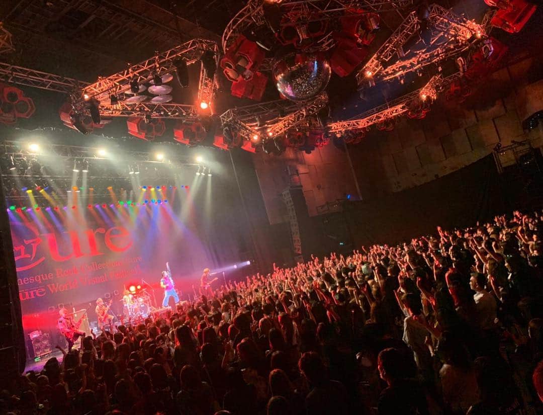のインスタグラム：「Cure World Visual Festival 2019 新木場 STUDIO COAST﻿ 「Cure FEST 2019」﻿ ﻿ みなさんありがとうございました！！！﻿ ﻿ 出演時間25分…なんか…﻿ 気付いたら終わってた！笑﻿ もっと歌いたかった！もっと想いを伝えたかった！﻿ ライブが好きすぎるんだよな〜﻿ ﻿ さて、次のライブは野音！﻿ ﻿ 遠い！！！！！笑﻿ ﻿ ﻿ #新木場#STUDIOCOAST﻿ #cure#キュア#キュアフェス#visual#Festival﻿ #buglug#band#music#live#photooftheday#life」