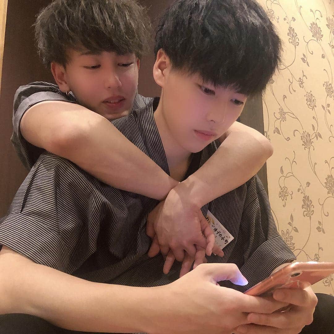 のインスタグラム：「本日もご来店ありがとうございます。本日久々のお二人にあやちゃん(くまみ)感動です。やっとチームグズメン揃いました👏 もう最強すぎて今日は楽しかったです。朝まで死んでたけど、このめんぱーのおかげでげんきになりまそた。 #ゆずのこまち #ゆずコマ #ゆずコマ #天王寺」