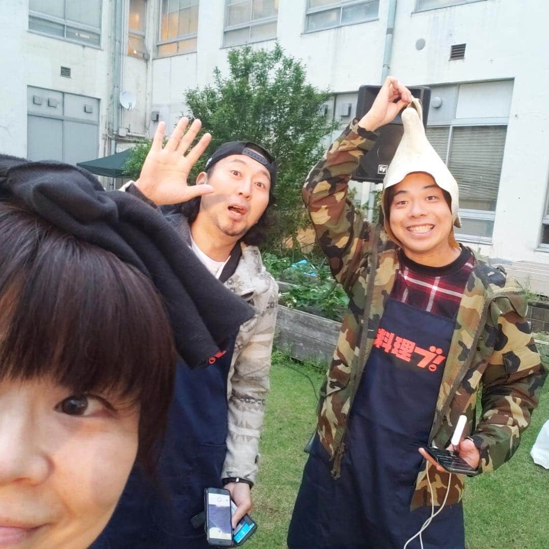 藤田裕樹さんのインスタグラム写真 - (藤田裕樹Instagram)「毎月のプレミアムフライデー恒例、﻿ 吉本本社でバーベキュー大会でした！﻿ 先月から吉本内のブカツ『料理ブ』で参加させてもらってます！﻿ バーベキュー料理とは一線を画すためにそれぞれが家で仕込んできた【惣菜】を持ち寄る形にしました。﻿ ぼくは『彩り野菜のペペロンチーノ炒め』﻿ ボルサリーノ関さんは『開運UP 稲荷寿司』﻿ イシバシハザマ石橋さんは『染みトロ角煮大根』﻿ ﻿ 17時からポツポツお客さんが入って、19時には全て無くなりました。﻿ 次は炭を使って何かやりたいなぁ。。﻿ #鹿映え ﻿ #鹿stagram ﻿ #藤メシ  #吉本本社  #吉本興業  #社内バーベキュー  #料理ブ  #料理部  #惣菜  #いつも大崎社長や藤原社長の分を残しとくの忘れる  #作ったらまずは確保しておこう  #たけだバーベキューさんは相変わらずハンサム  #次は5月31日  #世界平和」4月28日 23時09分 - fujiboy0730