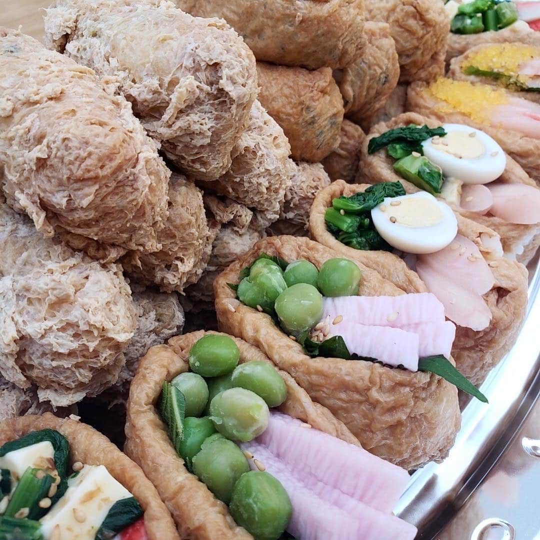 藤田裕樹さんのインスタグラム写真 - (藤田裕樹Instagram)「毎月のプレミアムフライデー恒例、﻿ 吉本本社でバーベキュー大会でした！﻿ 先月から吉本内のブカツ『料理ブ』で参加させてもらってます！﻿ バーベキュー料理とは一線を画すためにそれぞれが家で仕込んできた【惣菜】を持ち寄る形にしました。﻿ ぼくは『彩り野菜のペペロンチーノ炒め』﻿ ボルサリーノ関さんは『開運UP 稲荷寿司』﻿ イシバシハザマ石橋さんは『染みトロ角煮大根』﻿ ﻿ 17時からポツポツお客さんが入って、19時には全て無くなりました。﻿ 次は炭を使って何かやりたいなぁ。。﻿ #鹿映え ﻿ #鹿stagram ﻿ #藤メシ  #吉本本社  #吉本興業  #社内バーベキュー  #料理ブ  #料理部  #惣菜  #いつも大崎社長や藤原社長の分を残しとくの忘れる  #作ったらまずは確保しておこう  #たけだバーベキューさんは相変わらずハンサム  #次は5月31日  #世界平和」4月28日 23時09分 - fujiboy0730