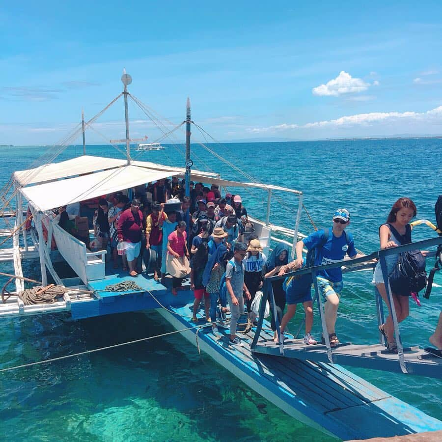 石井あみさんのインスタグラム写真 - (石井あみInstagram)「✼Olango Island オランゴ島✼﻿ ﻿ ﻿ セブの国際空港のあるマクタン島にある港から、﻿ 船で15分のオランゴ島へ。﻿ ﻿ 車の走ってないローカルのこの島では、トライシクルというバイクタクシーで移動して、﻿ 私は毎度Casa brancaリゾートにステイ。﻿ 今日はデイユース(日帰り)を予約していきました。﻿ ﻿ いつ行ってものんびり。﻿ 砂浜で遊んだり海水プールで泳いだり、ソファでビールを飲んだり…﻿ 最高のリフレッシュ時間。﻿ ﻿ ﻿ ローカルのバンカーボートなら、﻿ 15ペソ(+ゲート通行料5ペソ)ほどで行けます。﻿ 50円wやすっ。﻿ ﻿ デイユースは、ランチをつけても750ペソ(1600円)﻿ ﻿ お部屋も大きなお部屋もあるので、みんなで泊まったり、コテージやテントに泊まったり、色々楽しめます。  #olangoisland #cebu#philippines #セブ島#オランゴ島#セブ島留学#cebuyolo﻿ ﻿ ◇─◇─◇─◇─◇─◇─◇─◇─◇─◇─◇─◇─◇─◇─ ［CEBUYOLO〜you only live once〜］ http://www.cebuyolo.com セブ島留学をサポートさせて頂いています。 無料相談はDM、メールにてお待ちしております✰ #cebu#cebuyolo#セブ島留学#セブ留学#語学留学#母子留学#親子留学 ◇─◇─◇─◇─◇─◇─◇─◇─◇─◇─◇─◇─◇─◇─ ﻿ ﻿ ﻿ ﻿ ﻿ ﻿ ﻿」4月28日 23時14分 - ami_cebuyolo