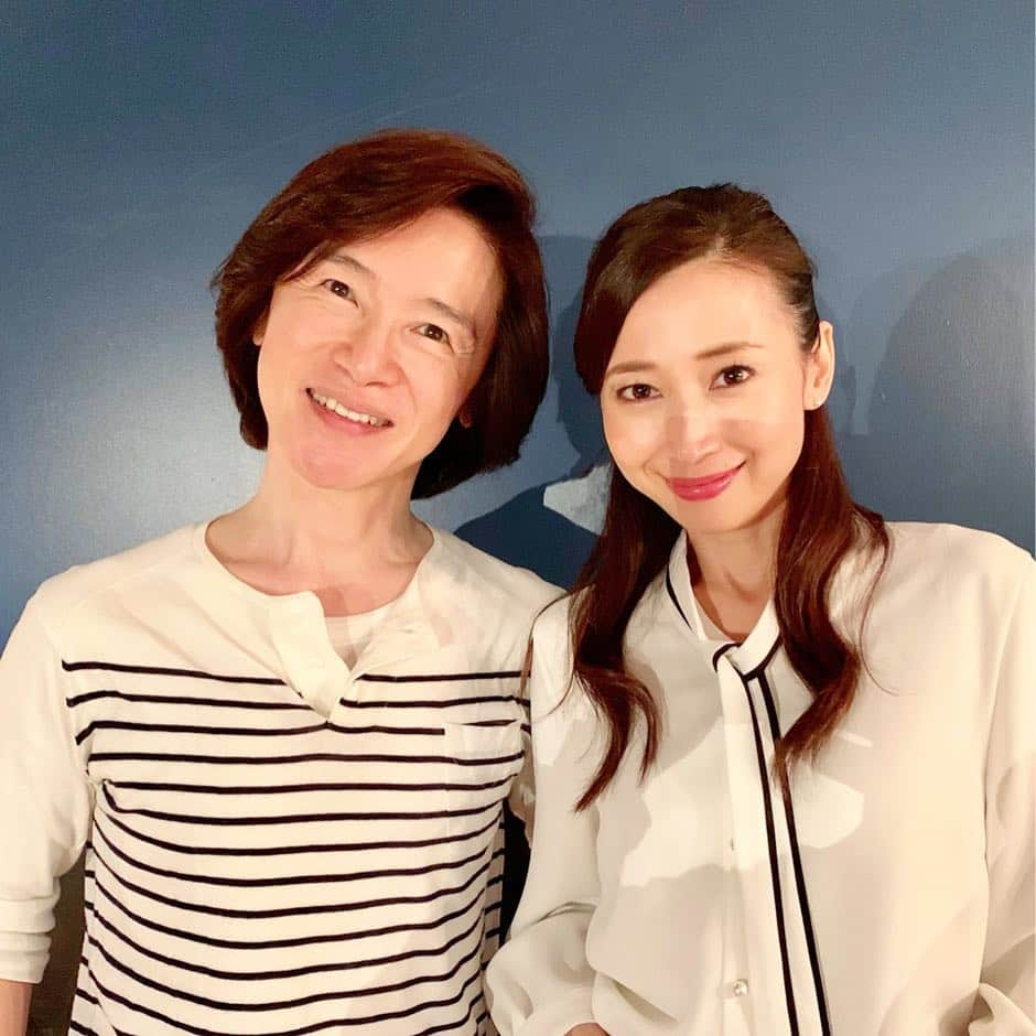 中野公美子さんのインスタグラム写真 - (中野公美子Instagram)「昨日の伊礼彼方さんのヘアメイクをされていたEitaさん！✨ Eitaさんのヘアメイクブックを持っているので、 偶然にもお会い出来てとても嬉しかったです😊 Eitaさんは、私が昔から大好きな後藤久美子さんのヘアメイクもされているのです💖 しかもとても親切なお方で、 メイクのアドバイスもして頂きました😊✨ どうもありがとうございました❗️ #eita さん #ヘアメイク #品のあるメイクで好き #後藤久美子 さんヘアメイク #いつも素敵」4月28日 23時24分 - kumikorion