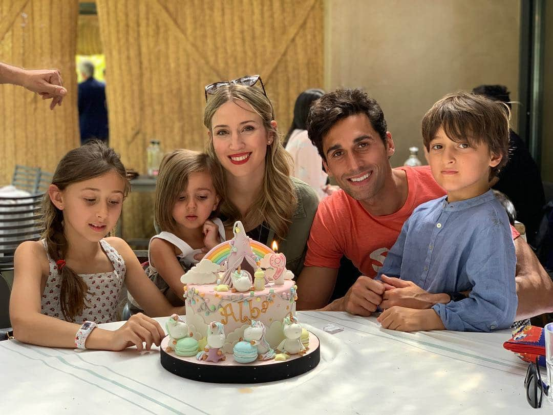 アルバロ・アルベロアさんのインスタグラム写真 - (アルバロ・アルベロアInstagram)「Celebrando el cumpleaños de mi pequeña espartana. 🎂😍😘 ¡Felicidades, Alba! ¡Te quiero! 🦄🌈✨9️⃣」4月28日 23時17分 - arbeloa