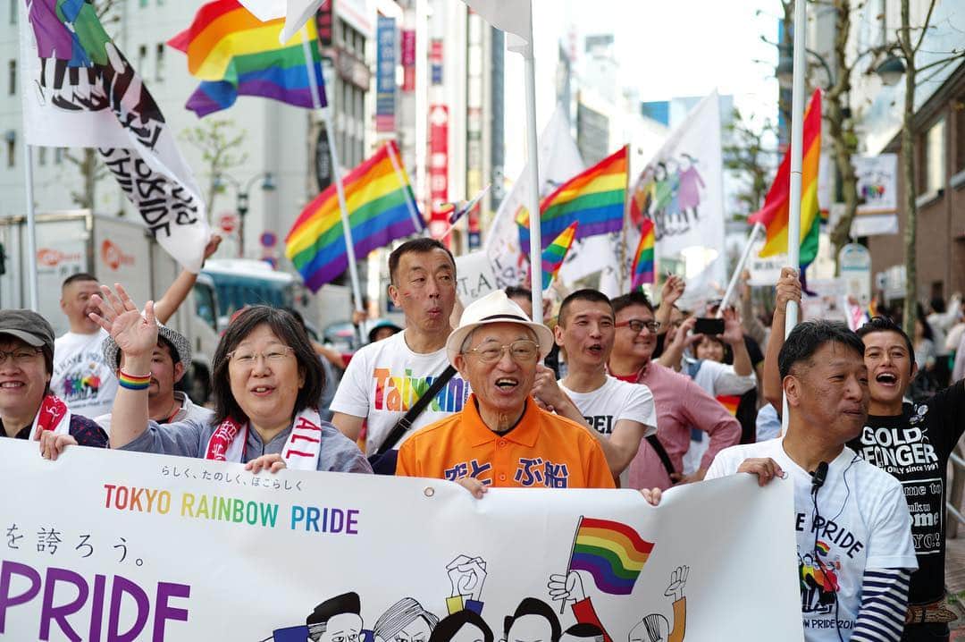 のインスタグラム：「With rainbow flags flying high, thousands of members of the LGBT community and their supporters took to the streets of Shibuya Ward on Sunday to march in the annual Tokyo Rainbow Pride Festival parade. According to the organizers, 10,000 people were expected to take part in this year’s march — believed to be the largest of its kind in the nation — with more than 180,000 participating in the festival itself. The parade marked the 25th year such a march has been held, with the first promoting LGBT rights taking place in 1994. (Photos by @ryuseitakahashi217 and Chisato Tanaka) . . . . . . #pride #prideparade #tokyorainbowpride #tokyorainbowpride2019 #lgbt #lgbtq #lgbtrights #tokyo #🏳️‍🌈」