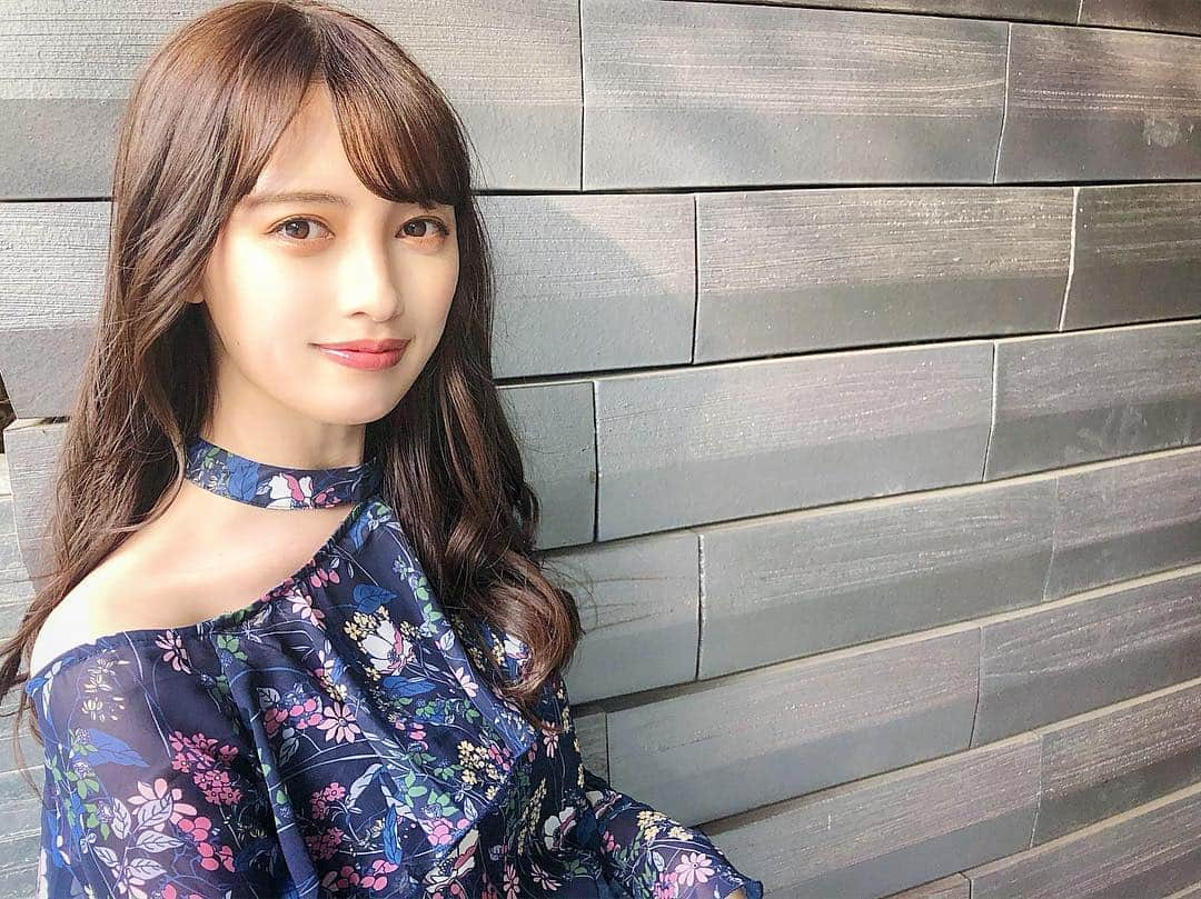 宮内理沙さんのインスタグラム写真 - (宮内理沙Instagram)「had my hair cut&colored&conditioned💇‍♀️✨ . カットとカラーとトリートメントをしていただきました🙏🎀 忙しいのにいつも綺麗にしていただいてありがとうございます🙇‍♀️✨ . . そしてこの前だけどずっと行きたかった @elena.4beauty で小顔矯正をしていただきました😋 矯正とオイルのリンパマッサージもあるから凄くスッキリした！ありそうで今まで見つからなかったから本当に嬉しい(*´｀*)💓 何回か通ったときの効果が楽しみ(*^◯^*) . . LIPPS表参道店の担当はいつも@lipps_kaeriyama.takayoshiさんにしていただいています^ ^🎀 . よく質問いただくこのトップスは @lilyboutique_official のものです٩(๑❛ᴗ❛๑)۶✨ ワンピを探していたんだけどこのトップスに一目惚れしてしまった‥🙈❣️ 写真だとあまり見えないねごめんなさい😹💫 . . #どこ見てるの #LIPPS #ELENA代官山」4月28日 23時23分 - risa_miyauchi