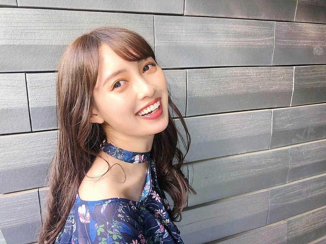 宮内理沙さんのインスタグラム写真 - (宮内理沙Instagram)「had my hair cut&colored&conditioned💇‍♀️✨ . カットとカラーとトリートメントをしていただきました🙏🎀 忙しいのにいつも綺麗にしていただいてありがとうございます🙇‍♀️✨ . . そしてこの前だけどずっと行きたかった @elena.4beauty で小顔矯正をしていただきました😋 矯正とオイルのリンパマッサージもあるから凄くスッキリした！ありそうで今まで見つからなかったから本当に嬉しい(*´｀*)💓 何回か通ったときの効果が楽しみ(*^◯^*) . . LIPPS表参道店の担当はいつも@lipps_kaeriyama.takayoshiさんにしていただいています^ ^🎀 . よく質問いただくこのトップスは @lilyboutique_official のものです٩(๑❛ᴗ❛๑)۶✨ ワンピを探していたんだけどこのトップスに一目惚れしてしまった‥🙈❣️ 写真だとあまり見えないねごめんなさい😹💫 . . #どこ見てるの #LIPPS #ELENA代官山」4月28日 23時23分 - risa_miyauchi