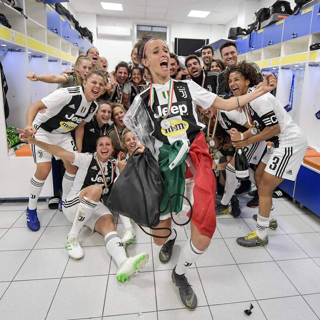 ユヴェントスFCさんのインスタグラム写真 - (ユヴェントスFCInstagram)「Your Scudetto and Coppa Italia winners 🏆🏆🇮🇹 #JuventusWomen are #HERE2STAY ⚪⚫」4月28日 23時26分 - juventus