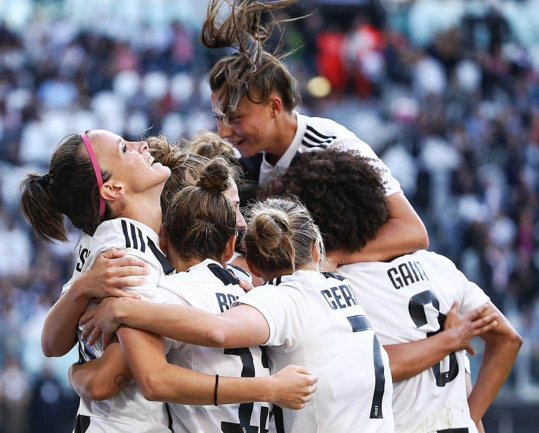 レオナルド・ボヌッチさんのインスタグラム写真 - (レオナルド・ボヌッチInstagram)「Girl power ⚫⚪ 🍾🏆🏆 #FinoAllaFine #JuventusWomen #CoppaItaliaFemminile #doblete」4月28日 23時28分 - bonuccileo19