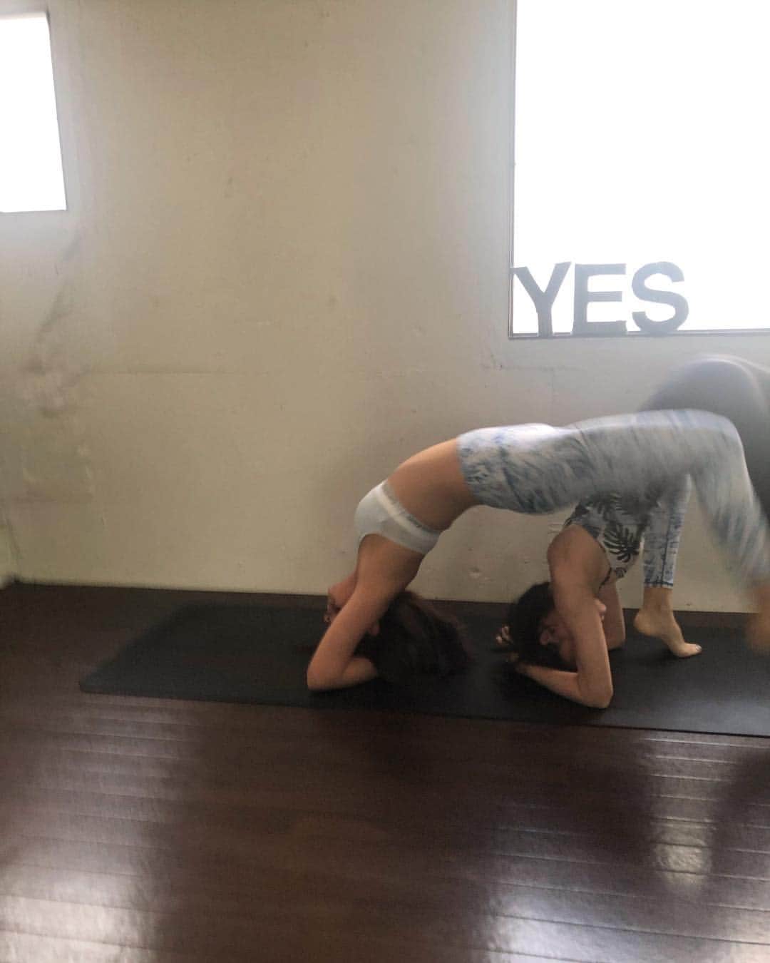小澤名代さんのインスタグラム写真 - (小澤名代Instagram)「#サーランバシルシャーサナ  体幹にぐっと力をいれて、 2人で寄りかかりながら、バランスをとれた瞬間できました🧘‍♀️ @yukinko.318  崩れ落ちた瞬間もカメラに抑えました。笑 ・ ・ #yoga #yogagirl #yestokyo #yogapose #morningyoga #balancepose #workout #training #julier #yogawear #yes #ヨガ #イエス #モーニングヨガ #チャレンジポーズ #2人のバランス #阿吽の呼吸 #このあと爆笑」4月28日 23時31分 - ozawanayo
