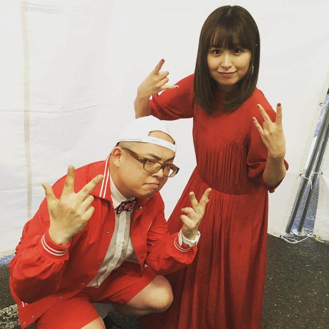 斉藤伸也さんのインスタグラム写真 - (斉藤伸也Instagram)「赤いソロシンガーと赤いソロシンガーのファンの赤い人  #脇田もなり #shytoshinya」4月28日 23時31分 - shytoshinya