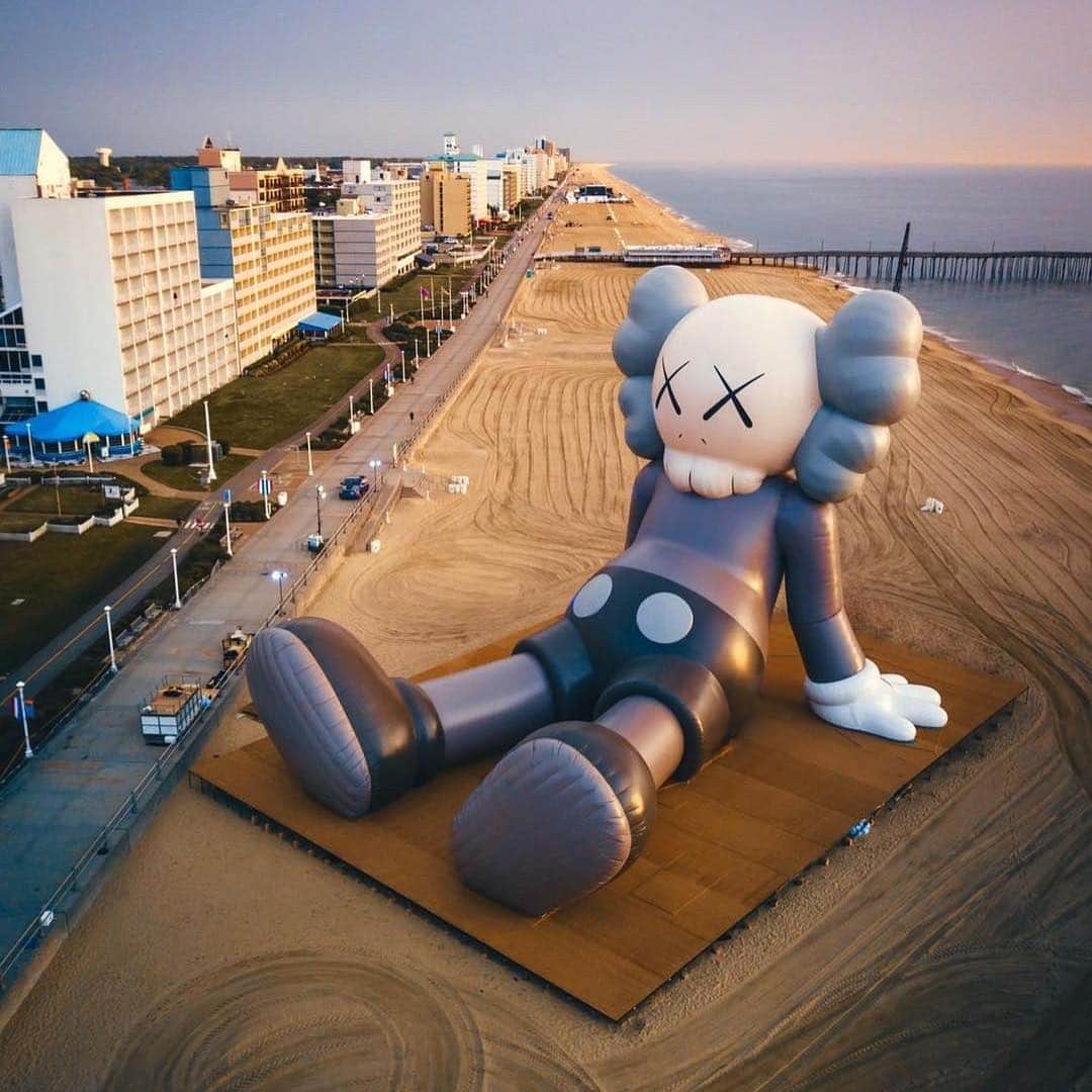 KAWSONEさんのインスタグラム写真 - (KAWSONEInstagram)「Good morning VA Beach!!! SOMETHING IN THE WATER continues today... Thanks again @pharrell @places_and_spaces @arr.allrightsreserved  I’m happy to have this weekend #HOLIDAY at @somethinginthewater #KAWS And thank you @rkrkrk for the 📷’s」4月28日 23時35分 - kaws