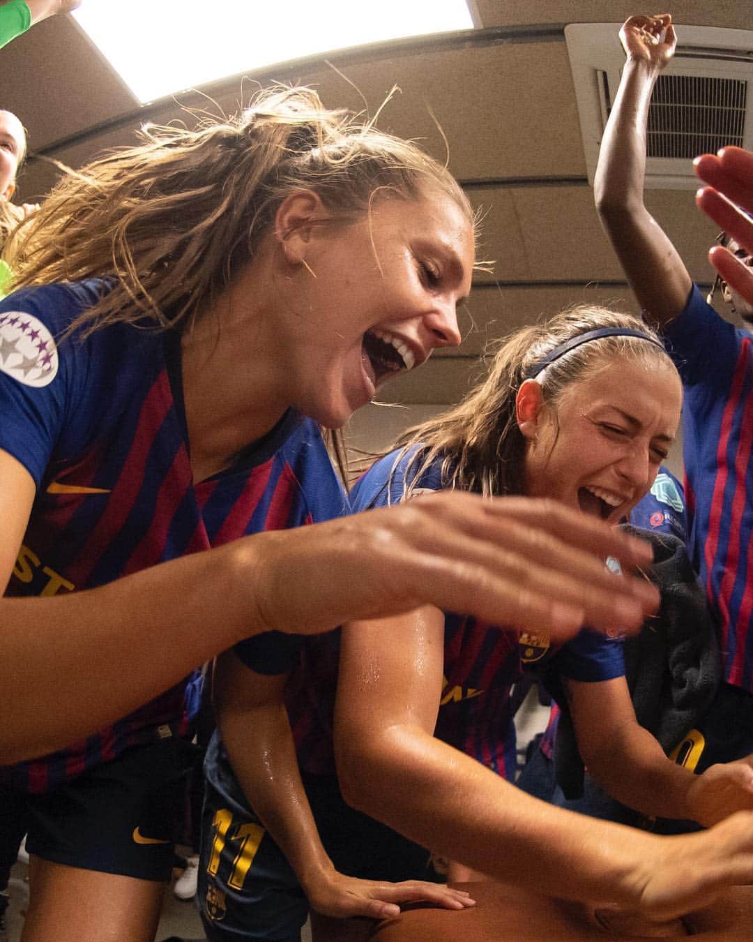 FCバルセロナさんのインスタグラム写真 - (FCバルセロナInstagram)「HISTORY 🙌 They’ve made history, they are into the UEFA Women’s Champions League final! 😱 Congrats @fcbfemeni! Felicidades!! Felicitats!! 👏 🔵🔴#WeColorFootball #WeAreFootballers」4月28日 23時38分 - fcbarcelona