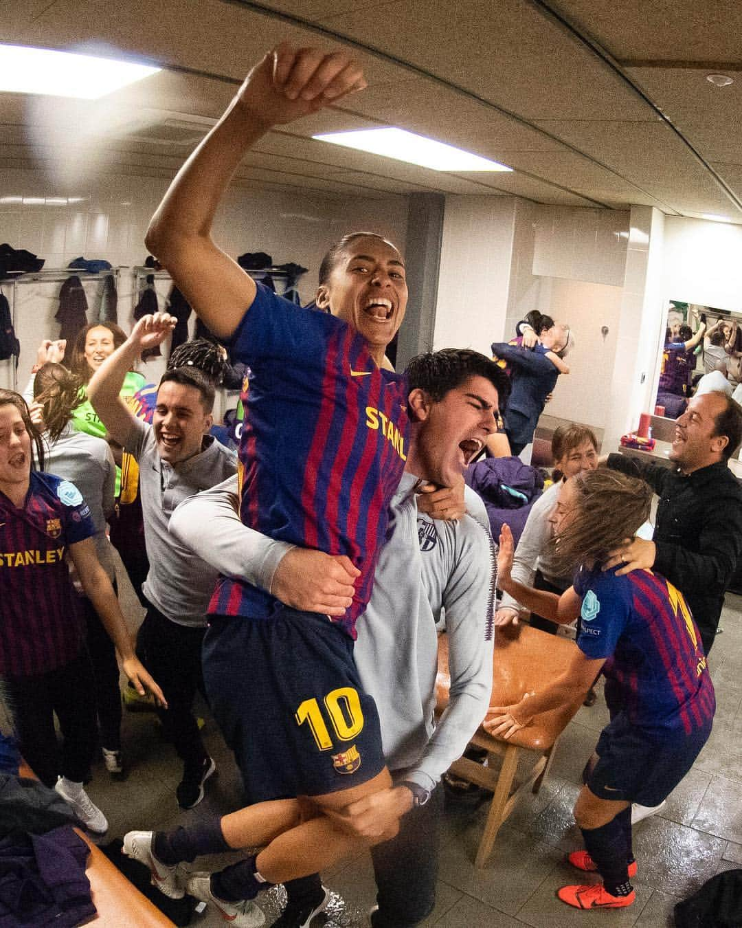 FCバルセロナさんのインスタグラム写真 - (FCバルセロナInstagram)「HISTORY 🙌 They’ve made history, they are into the UEFA Women’s Champions League final! 😱 Congrats @fcbfemeni! Felicidades!! Felicitats!! 👏 🔵🔴#WeColorFootball #WeAreFootballers」4月28日 23時38分 - fcbarcelona