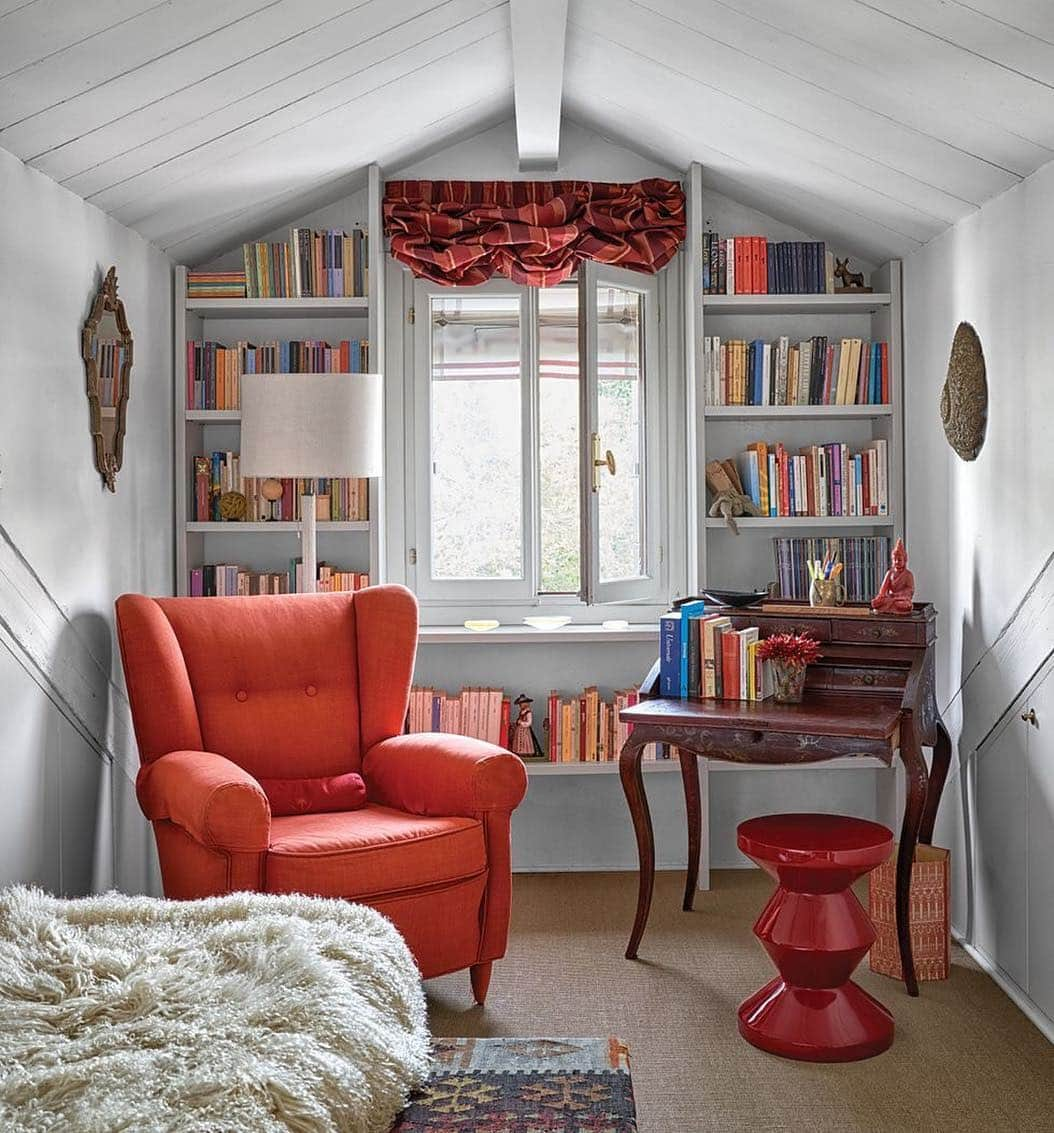 ELLE DECORさんのインスタグラム写真 - (ELLE DECORInstagram)「A view of a cozy guest room in a three-story Venice home owned by jeweler @antoniamiletto. Along with a comfy armchair for lounging, the inviting space is furnished with a circa-1900 Chinese writing desk, a striking 1940s Italian chair, and an antique Venetian mirror. Click the link in bio for the full tour, as featured in our May 2019 issue. Photography by James Merrel」4月28日 23時38分 - elledecor