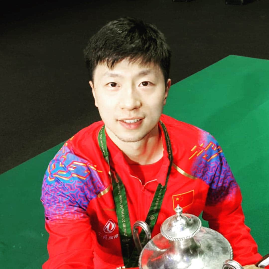 ITTF Worldさんのインスタグラム写真 - (ITTF WorldInstagram)「🤳 Let's have a #GoldenSelfie with the World Champions!! 😃😃😃 #ITTFWorlds2019  #NotJustPingPong」4月28日 23時39分 - wtt