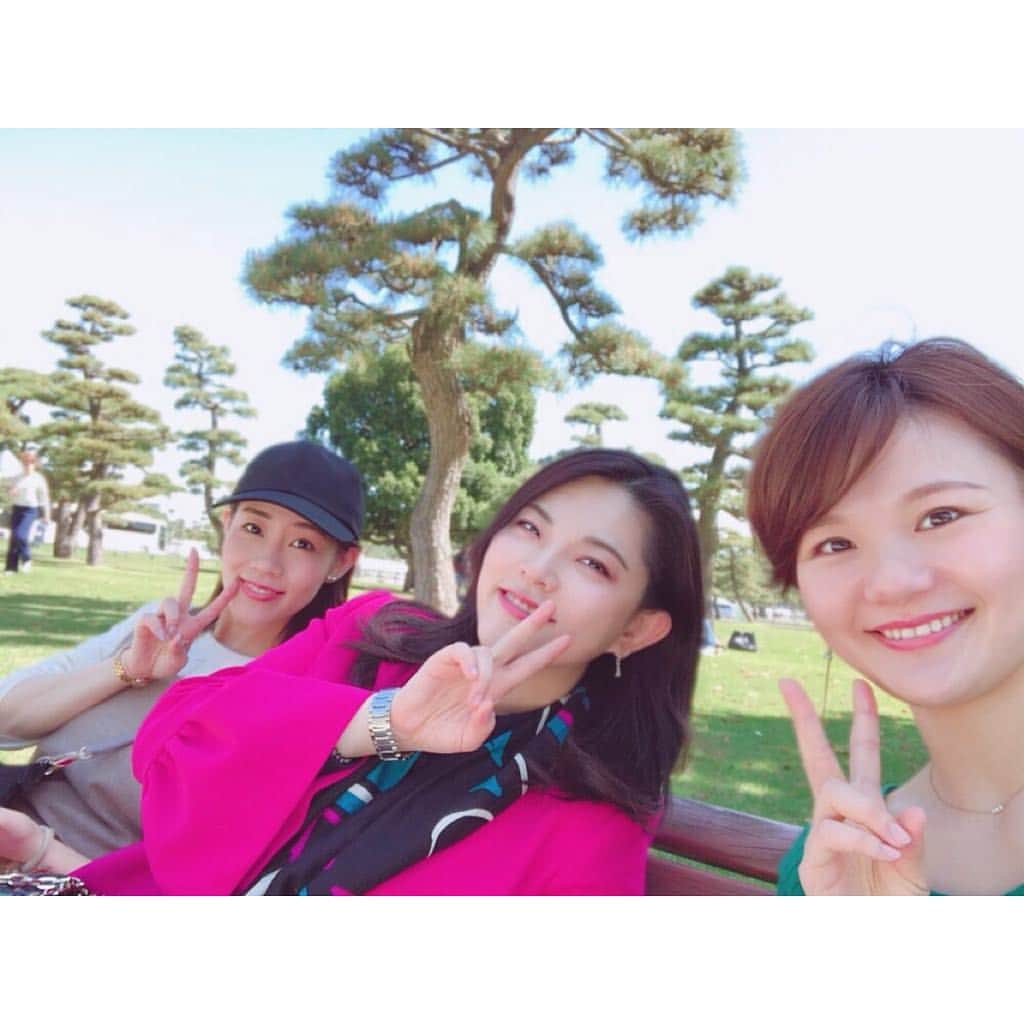 瀧田彩のインスタグラム：「今日は同期のべーちゃん（桜咲彩花）の退団のお手伝いに行ったきました！！﻿﻿ 途中の空き時間、あまりにもお天気が良かったのでお手伝いメンバーで皇居までお散歩🚶‍♀️☀️﻿ ﻿ べーちゃん綺麗で立派でした〜😭﻿﻿ 卒業、本当におめでとう✨✨﻿ ﻿﻿ ﻿ ﻿ #桜咲彩花 #べーちゃん卒業おめでとう #93期 #花組千秋楽 #타카라즈카」