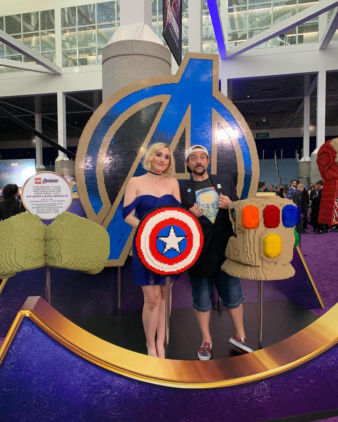 ケヴィン・スミスのインスタグラム：「SPOILERS!!! Here’s a pic of me and @harleyquinnsmith (in which I won’t @lego of the Infinity Gauntlet) to accompany my hour long review of @avengers on #FatManBeyond (link in my bio)! I loved #endgame 3000 but fair warning: in the reCap, there will be tears... Though not as many tears as I got from *this* guy on @twitter. Holy shit, Aaron - I want *your* First World Problems. The video had SPOILERS stamped all over it, plus I warned folks at the top of the recap. Anyone who likes Superman as much as you seem to can’t seriously be this unhinged over a non-mandatory @youtube review of a cultural phenomenon that I (and many others) adore. Neither Cap nor Tony (nor Kal-El) would co-sign your *multiple* Tweets - especially on opening weekend. I @marvel at your enmity (but I applaud your love of dogs). Wanna see why he’s so mad? Click the link in my bio. #KevinSmith #avengers #avengersendgame #harleyquinnsmith」