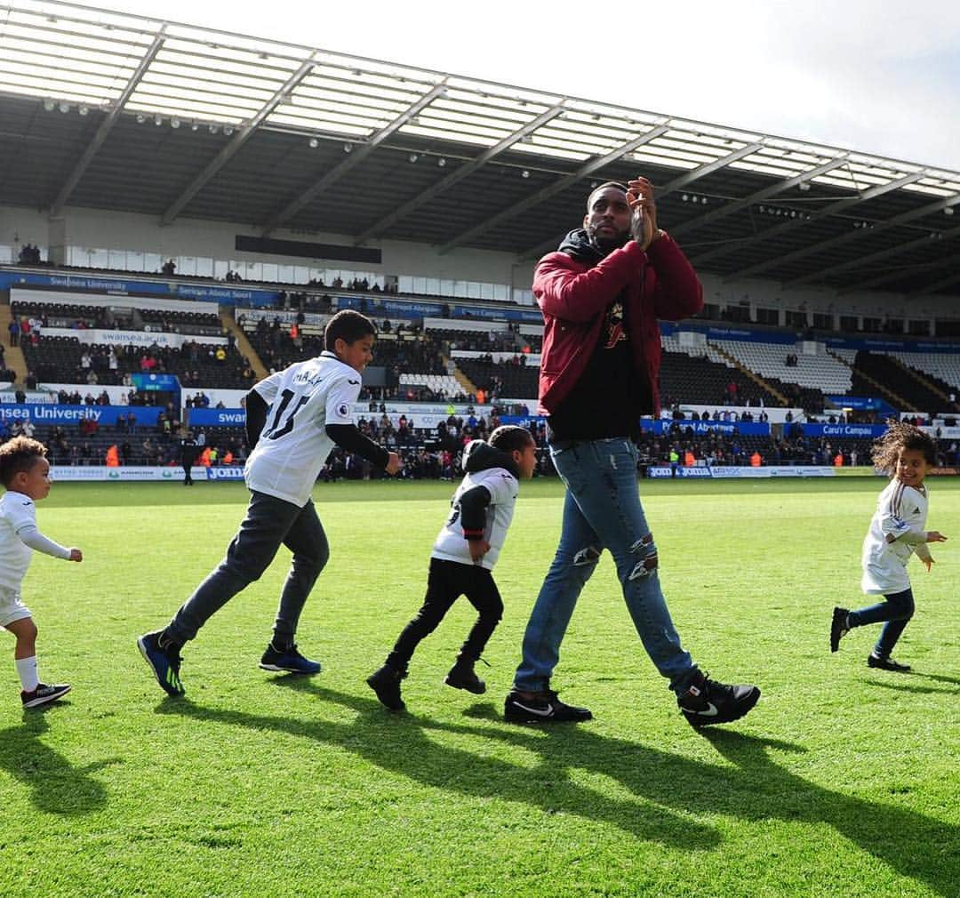 レロイ・フェルさんのインスタグラム写真 - (レロイ・フェルInstagram)「Amazing feeling for Ace and myself to thank the Jack Army for their great support, week in week out! We loved it 👏🏾❤️ #GodIsInControl #YJB」4月28日 23時46分 - leroyfer