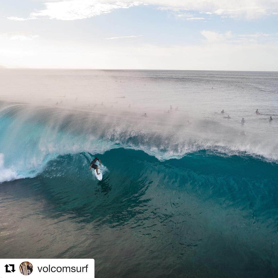 のインスタグラム：「#Repost @volcomsurf with @get_repost ・・・ Truly from above, @guy.kid__ driving through. 📷: @chachfiles #TrulyDefined #TrueToThis @volcomjapan #volcomjapan」