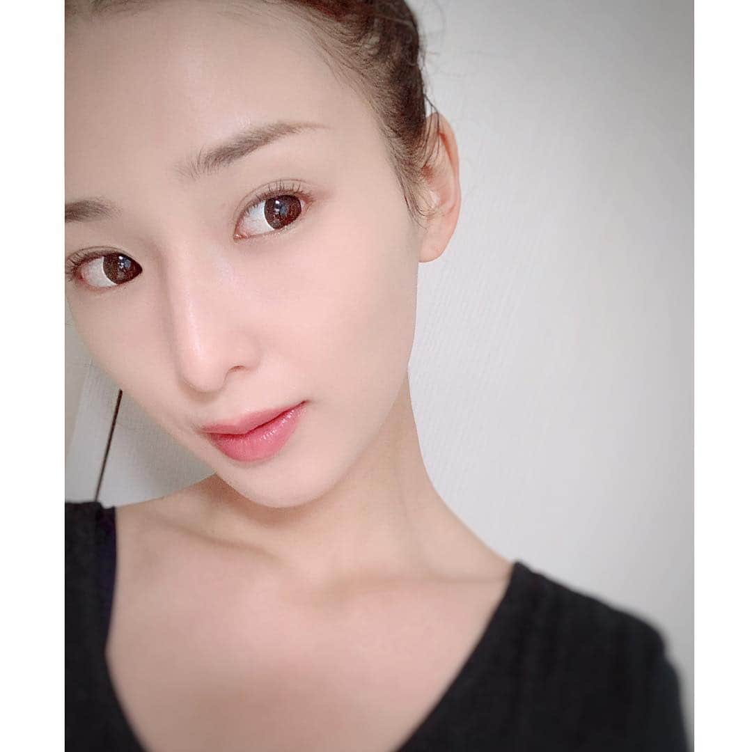 鈴木望さんのインスタグラム写真 - (鈴木望Instagram)「ファンデーション、眉毛、マスカラ、リップのみのmakeです💄﻿ ﻿ いつもはしっかりmakeですがお休みの日はファンデーション含め、なるべく薄めにしたりします✨﻿ 本当はノーファンデでいられるくらいになりたい😂﻿ ﻿  #make﻿ #makeup  #メイク  #メイクアップ ﻿」4月28日 23時47分 - nozomi.0318