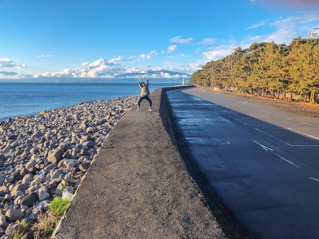 平川はる香のインスタグラム：「. GWいかがお過ごしですか☺︎ わたしは、ライブが終わってからもなんだかんだ小バタバタな日々が続き、きのうから暦通り10連休となりました👏 怒涛の3-4月を取り戻すかのように何もしないんだ😎💪 . 早速、西伊豆に温泉〜🥰 温泉だいすき〜🥰 . . . #西伊豆#温泉#富士山#travel#trip#mtfuji  #富士山ポーズ🙆🏻‍♀️#ルルベしながら2番ドゥミプリエ」