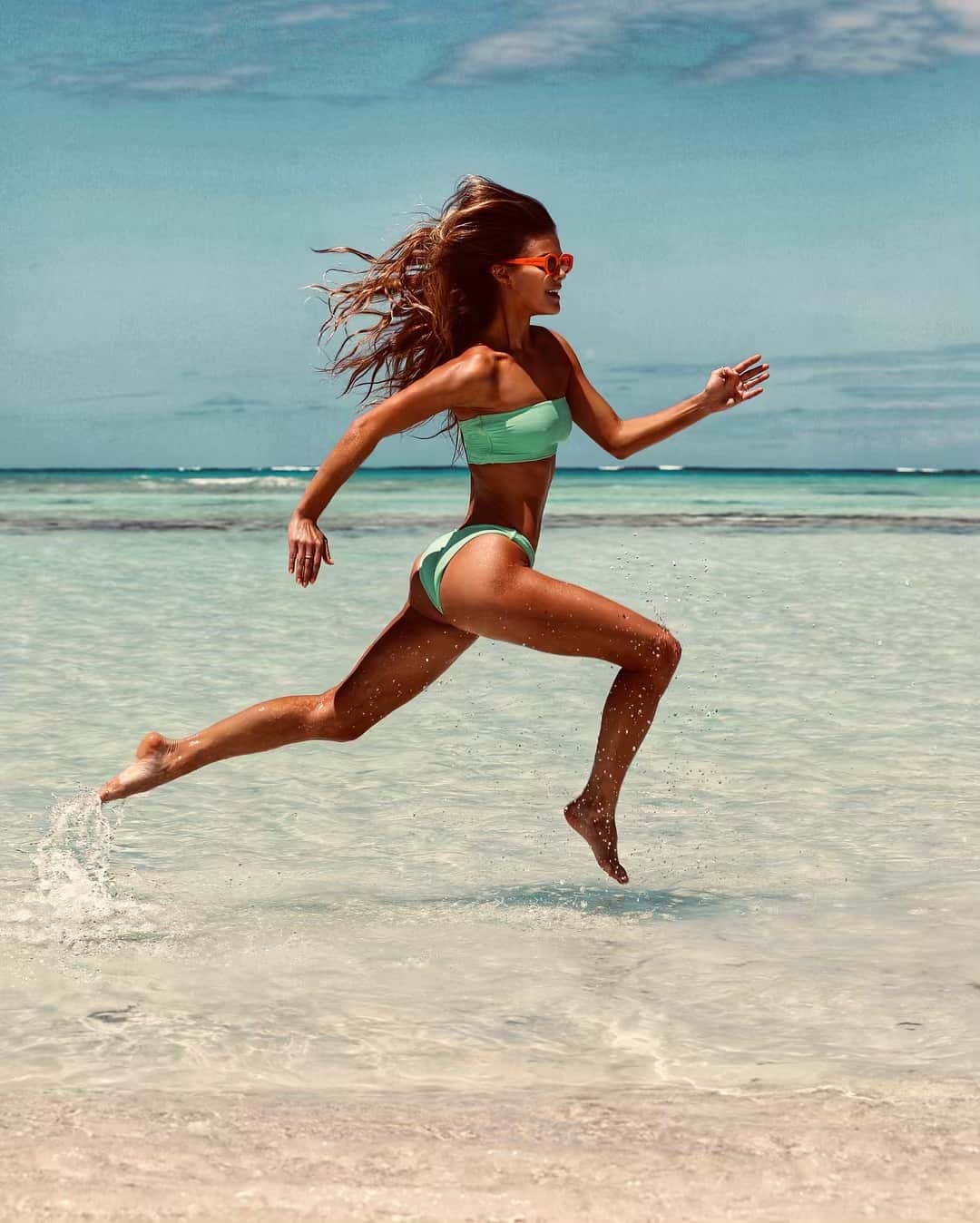ニーナ・アグダルのインスタグラム：「Heading into a new week like..」