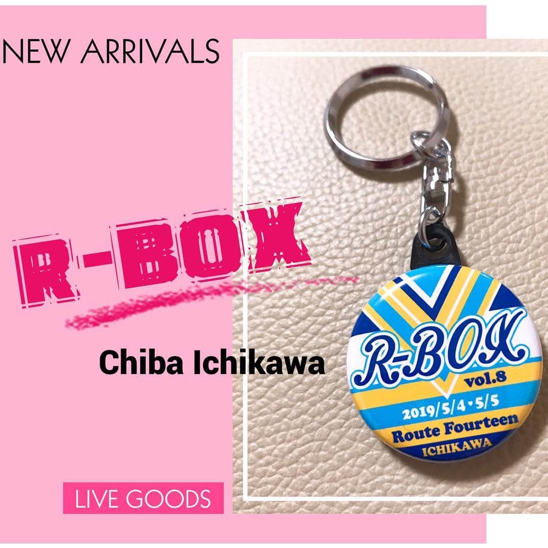 のインスタグラム：「ライブグッズのご紹介です！﻿ ﻿ まずはこちら💁‍♀️﻿ ﻿ 恒例となってきました﻿ R-box ご当地キーホルダー 850円（税込）﻿ ﻿ 今回とっても可愛い仕上がり✨🙌﻿ ﻿ 開催日程と会場名も﻿ 入っているので﻿ 記念になります☺️✨﻿ ﻿ ﻿ こちらの時間帯は﻿ ライブに参加されない方も﻿ 会場前でグッズ&CDを購入していただけます！！﻿ ﻿ ✨５月4日 １５時〜１６時﻿ ﻿ ✨5月5日  １４時〜１５時﻿ ﻿ ﻿ 開場〜ライブ後は﻿ 館内のみでの販売となります☺️﻿ ﻿ 【会場】﻿ 千葉県市川市「Route Fourteen」﻿ ﻿ ﻿ ﻿ #ライブハウス #ライブ﻿﻿﻿ #千葉 #市川 #本八幡 #一体化 #絆 #盛り上がりたい #会いたい﻿﻿﻿ #感謝 #リスタート ﻿ #ライブグッズ﻿ #愛内里菜 改め #R として #歌手 再始動﻿ #垣内りか #垣内倶楽部 ﻿」