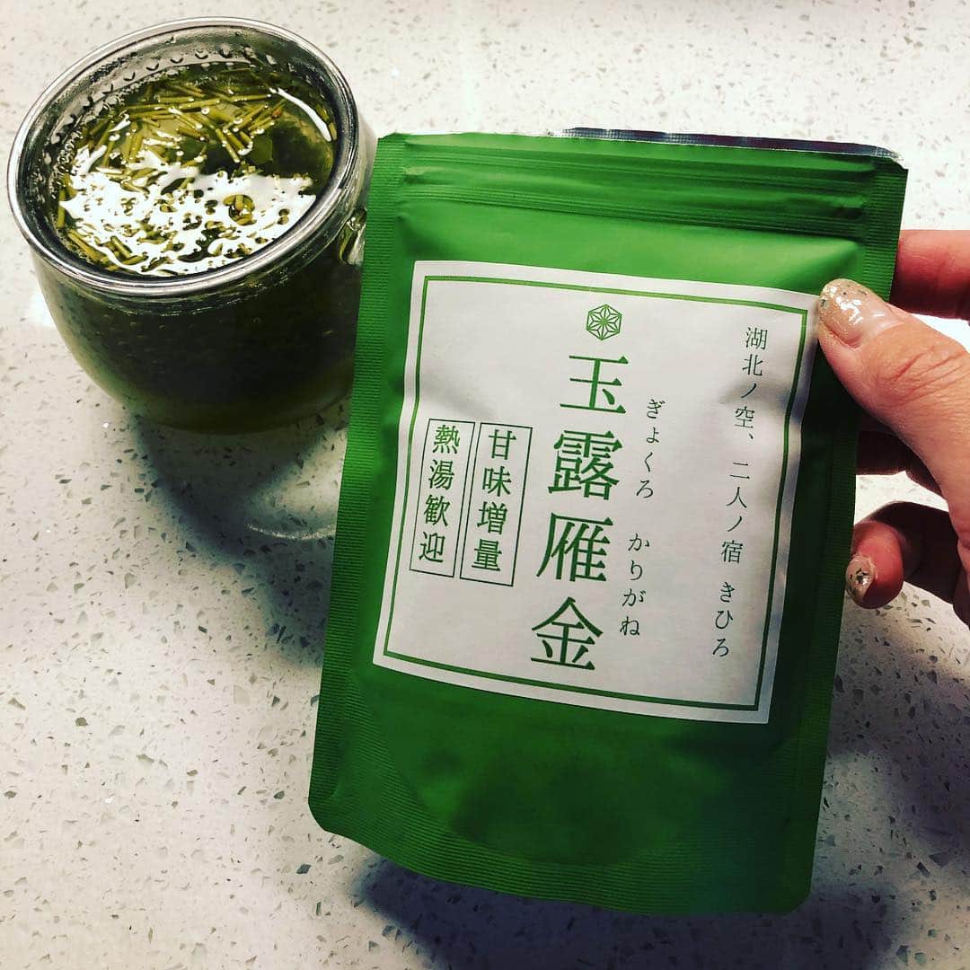 村主章枝さんのインスタグラム写真 - (村主章枝Instagram)「いただいたお茶でrelaxing time🍵  甘味増量ということでワクワクしながら、入れました。一杯目は玄米茶に近い味がし、ビックリしました。二杯目は程よい緑茶の渋み。 是非、皆さんも飲んでみてください。 #お茶」4月29日 5時17分 - fumie.suguri