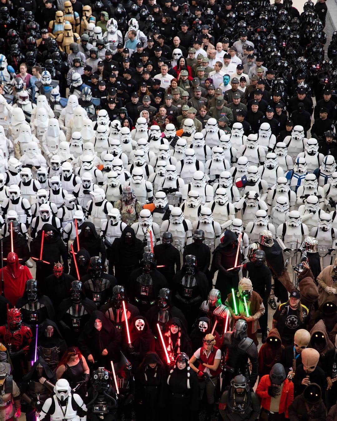 スター・ウォーズさんのインスタグラム写真 - (スター・ウォーズInstagram)「Cosplayers from across the galaxy united at #StarWarsCelebration earlier this month. Take a look at just a few of our favorite costumes! (📷: @jayzombie)」4月29日 5時18分 - starwars