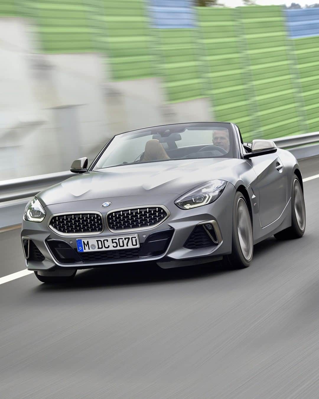 BMWのインスタグラム：「Drives you to indescribable feelings. The BMW Z4. #BMW #Z4 __ BMW Z4 M40i: Fuel consumption in l/100 km (combined): 7.4 - 7.1. CO2 emissions in g/km (combined): 168 - 162. The values of fuel consumptions, CO2 emissions and energy consumptions shown were determined according to the European Regulation (EC) 715/2007 in the version applicable at the time of type approval. The figures refer to a vehicle with basic configuration in Germany and the range shown considers optional equipment and the different size of wheels and tires available on the selected model. The values of the vehicles are already based on the new WLTP regulation and are translated back into NEDC-equivalent values in order to ensure the comparison between the vehicles. [With respect to these vehicles, for vehicle related taxes or other duties based (at least inter alia) on CO2-emissions the CO2 values may differ to the values stated here.] The CO2 efficiency specifications are determined according to Directive 1999/94/EC and the European Regulation in its current version applicable. The values shown are based on the fuel consumption, CO2 values and energy consumptions according to the NEDC cycle for the classification. For further information about the official fuel consumption and the specific CO2 emission of new passenger cars can be taken out of the „handbook of fuel consumption, the CO2 emission and power consumption of new passenger cars“, which is available at all selling points and at https://www.dat.de/angebote/verlagsprodukte/leitfaden-kraftstoffverbrauch.html.」