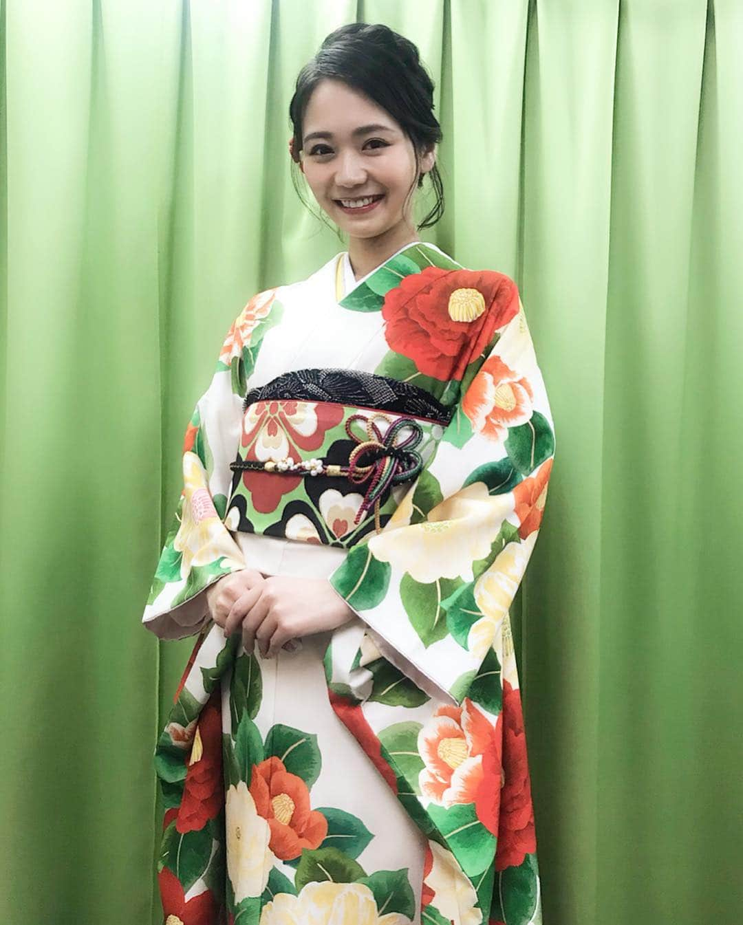 緑川静香さんのインスタグラム写真 - (緑川静香Instagram)「着物全体👘❤️🍶 #しーたん日本酒録 #唎酒師 #日本酒 #日本酒女子 #着物 #振袖 #着物ヘア #着物女子  #sake #japanesesake #sakestagram #craftsakeweek #craftsakeweek2019 #kimono  #椿の着物一目惚れ #絶対着たかった  #ちなみに明日は別の着物着ます #明日は最終日 #チーム十四代の日  #すごい人多いだろうなぁ #ふふふ」4月28日 23時52分 - midorikawa_shizuka