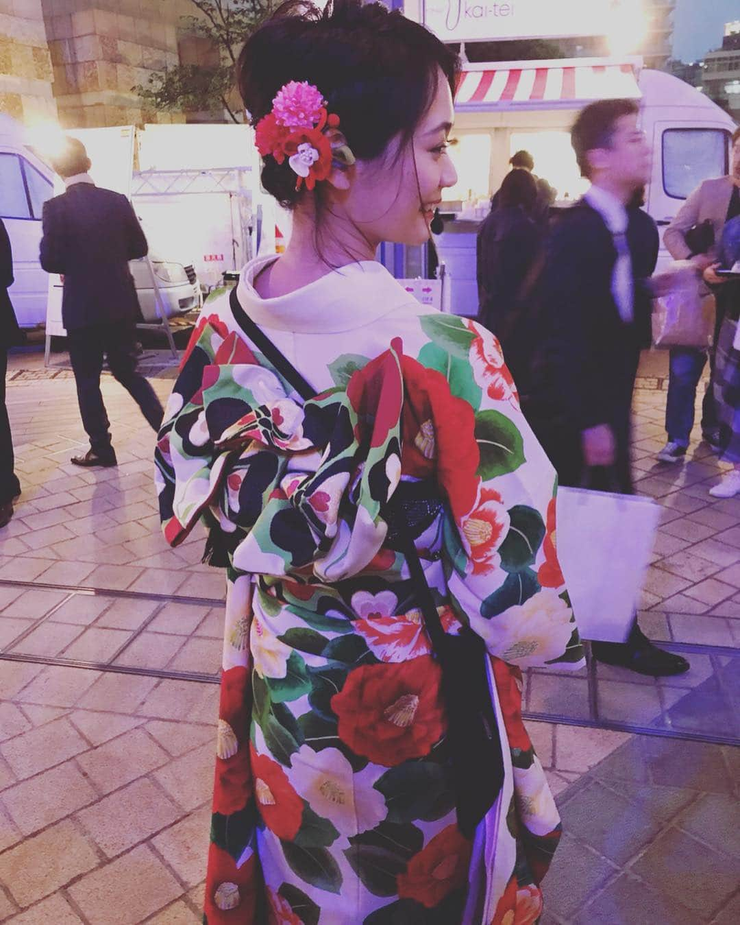 緑川静香さんのインスタグラム写真 - (緑川静香Instagram)「着物全体👘❤️🍶 #しーたん日本酒録 #唎酒師 #日本酒 #日本酒女子 #着物 #振袖 #着物ヘア #着物女子  #sake #japanesesake #sakestagram #craftsakeweek #craftsakeweek2019 #kimono  #椿の着物一目惚れ #絶対着たかった  #ちなみに明日は別の着物着ます #明日は最終日 #チーム十四代の日  #すごい人多いだろうなぁ #ふふふ」4月28日 23時52分 - midorikawa_shizuka