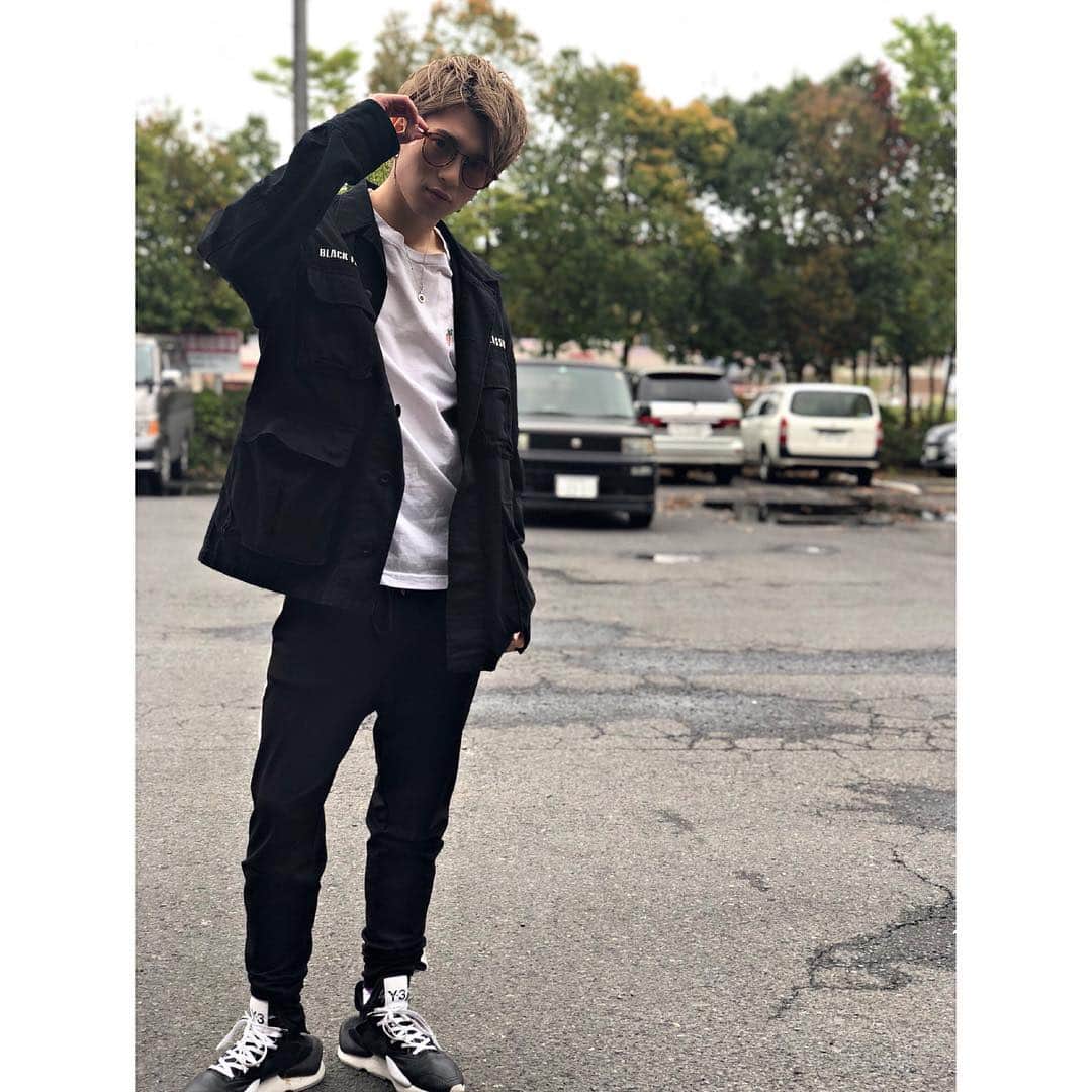 岡田鷹斗のインスタグラム：「‪〜GW 10DAYS LIVE〜 1Days 茨城県 笠間pole pole Thank you... ・ ・ ・ 見た目はチンピラ素顔はビビリ。 食いしん坊岡田。 ・ ・ #NEVAGIVEUP #DANCEVOCAL #IDOL #MEN #portrait #FASHION #LOVEME #PHOTO #KING #FACE #ネバギブ #ダンスボーカル #アイドル #イケメン #服装 #卍」
