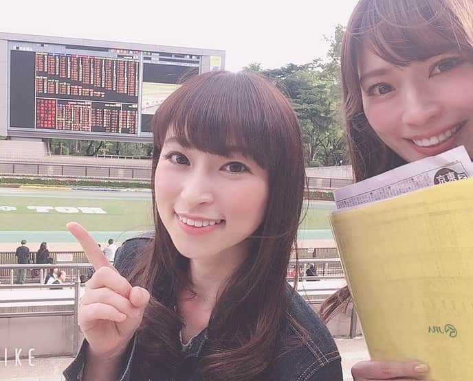 山本愛子さんのインスタグラム写真 - (山本愛子Instagram)「今日は東京競馬場でお仕事でした✨ そのあと、荒井沙織ちゃんと合流して競馬観戦！のあとはお肉！ えー今日も負け倒して、本日ヤケ肉です。  おいしー！ 肉は幸せをくれる…(*´꒳`*) インスタライブ、お付き合いいただきありがとうございました！  さおりちゃん、しっかりしてるけど天然なところもあって面白すぎる笑  ほぼほぼ、お肉とからあげクンと競馬と釣りの話でしたね(*´꒳`*) 甥っ子ちゃん姪っ子ちゃんが観てくれてたのが嬉しい✨ けど恥ずかしくもある笑  インスタライブをした場所がカラオケだったんですが、歌ったのは一曲だけでした笑  さおりちゃんは「私がオバさんになっても」 イメージ通りの可愛い歌声♥  わたし？ 「かもめが翔んだ日」！笑✨  #競馬場 #ビギナーズセミナー #天皇賞 #インスタライブ」4月28日 23時55分 - aikoyade1219