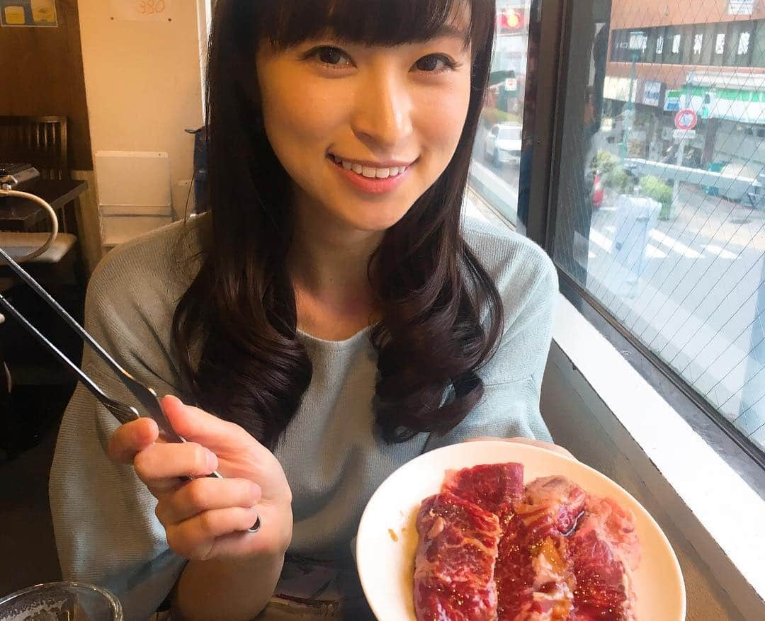 山本愛子さんのインスタグラム写真 - (山本愛子Instagram)「今日は東京競馬場でお仕事でした✨ そのあと、荒井沙織ちゃんと合流して競馬観戦！のあとはお肉！ えー今日も負け倒して、本日ヤケ肉です。  おいしー！ 肉は幸せをくれる…(*´꒳`*) インスタライブ、お付き合いいただきありがとうございました！  さおりちゃん、しっかりしてるけど天然なところもあって面白すぎる笑  ほぼほぼ、お肉とからあげクンと競馬と釣りの話でしたね(*´꒳`*) 甥っ子ちゃん姪っ子ちゃんが観てくれてたのが嬉しい✨ けど恥ずかしくもある笑  インスタライブをした場所がカラオケだったんですが、歌ったのは一曲だけでした笑  さおりちゃんは「私がオバさんになっても」 イメージ通りの可愛い歌声♥  わたし？ 「かもめが翔んだ日」！笑✨  #競馬場 #ビギナーズセミナー #天皇賞 #インスタライブ」4月28日 23時55分 - aikoyade1219