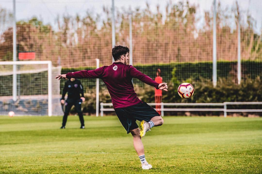 イバイ・ゴメスのインスタグラム：「Mismos puntos hacia abajo, un punto más cerca de los de arriba 🧗‍♂️ Hoy, 3 semanas exactas tras la lesión, después de ejercer mi derecho a voto, he realizado mi primer entrenamiento con el grupo con muy buenas sensaciones 😀⚽️💪🏼」