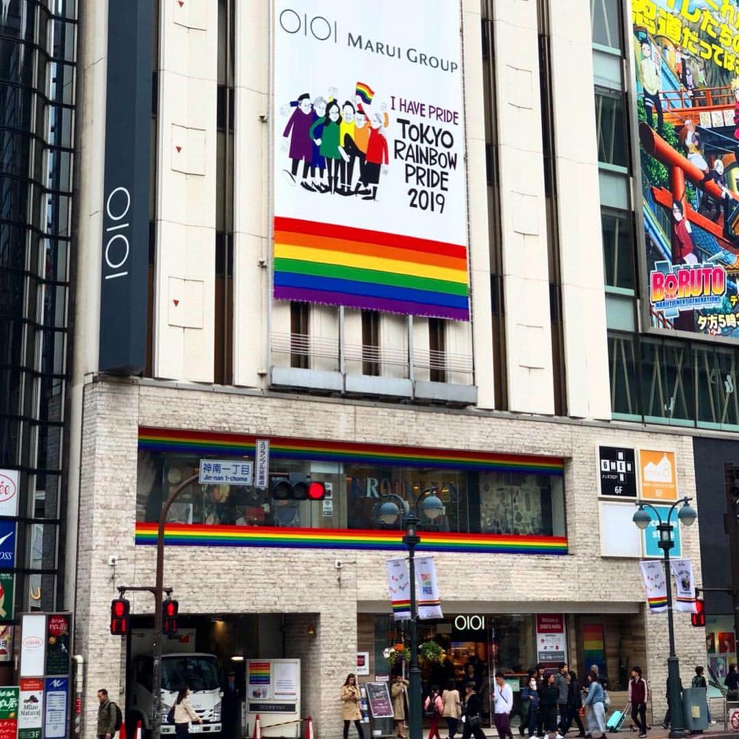 花井祐介さんのインスタグラム写真 - (花井祐介Instagram)「I’m honored to make main visual of “Tokyo Rainbow Pride 2019”. Happy to see my graphic all around Shibuya. I’m not gay but I don’t like to be called “straight” cause I believe every love is equal.there is no straight, bend, twist... Men love women, women love men, men love men, women love women... There are no difference.  Love is Love. Today there are so many love at Yoyogi Park in Shibuya. I’m so happy to be there with my family and happy to show my daughters many kind of love.✌️ 代々木公園では明日29日も東京レインボープライド開催されてます。このグラフィックのTシャツやトートバッグも販売されてます。m floが歌う公式ソングのPVにもグラフィック使われてます。」4月28日 23時57分 - hanaiyusuke