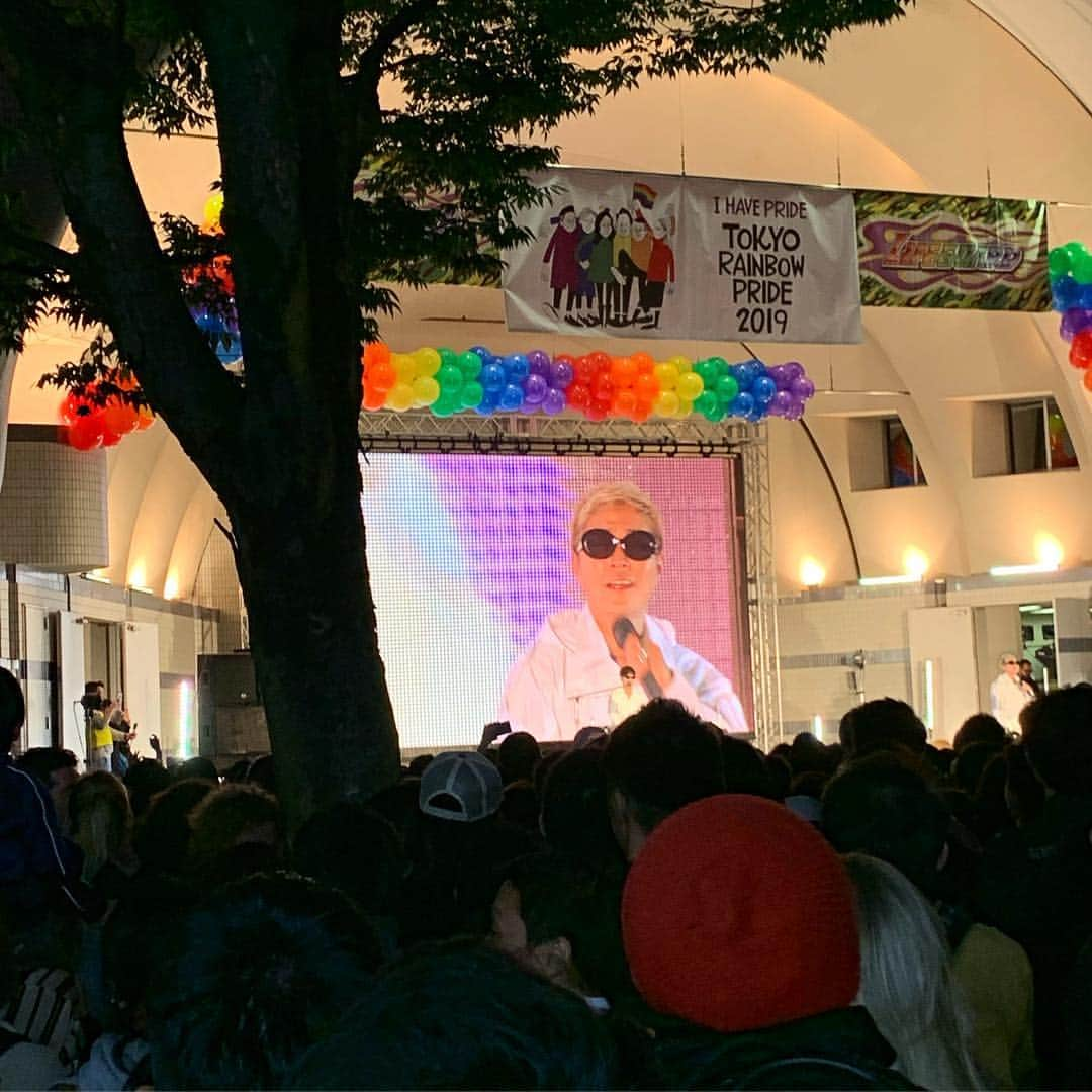 花井祐介さんのインスタグラム写真 - (花井祐介Instagram)「I’m honored to make main visual of “Tokyo Rainbow Pride 2019”. Happy to see my graphic all around Shibuya. I’m not gay but I don’t like to be called “straight” cause I believe every love is equal.there is no straight, bend, twist... Men love women, women love men, men love men, women love women... There are no difference.  Love is Love. Today there are so many love at Yoyogi Park in Shibuya. I’m so happy to be there with my family and happy to show my daughters many kind of love.✌️ 代々木公園では明日29日も東京レインボープライド開催されてます。このグラフィックのTシャツやトートバッグも販売されてます。m floが歌う公式ソングのPVにもグラフィック使われてます。」4月28日 23時57分 - hanaiyusuke