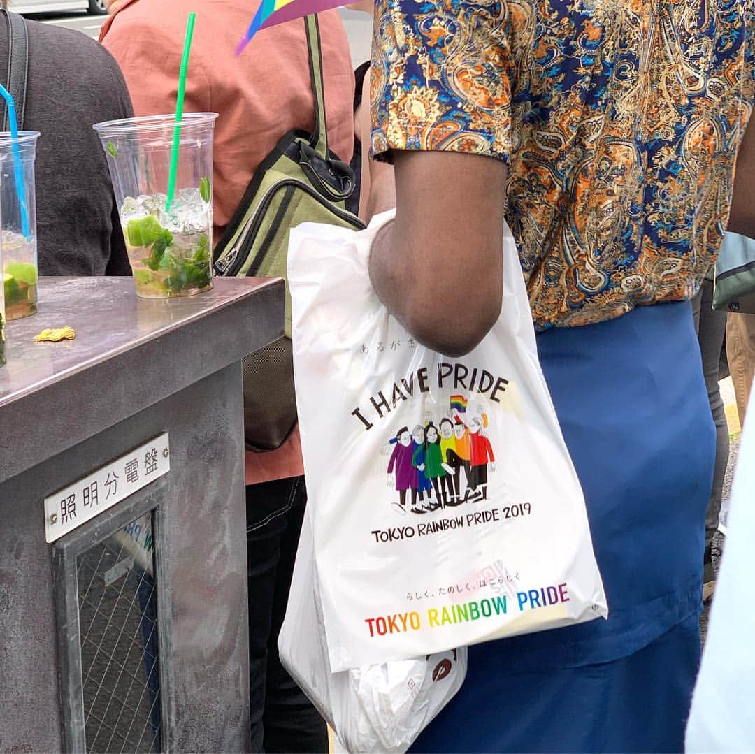 花井祐介さんのインスタグラム写真 - (花井祐介Instagram)「I’m honored to make main visual of “Tokyo Rainbow Pride 2019”. Happy to see my graphic all around Shibuya. I’m not gay but I don’t like to be called “straight” cause I believe every love is equal.there is no straight, bend, twist... Men love women, women love men, men love men, women love women... There are no difference.  Love is Love. Today there are so many love at Yoyogi Park in Shibuya. I’m so happy to be there with my family and happy to show my daughters many kind of love.✌️ 代々木公園では明日29日も東京レインボープライド開催されてます。このグラフィックのTシャツやトートバッグも販売されてます。m floが歌う公式ソングのPVにもグラフィック使われてます。」4月28日 23時57分 - hanaiyusuke