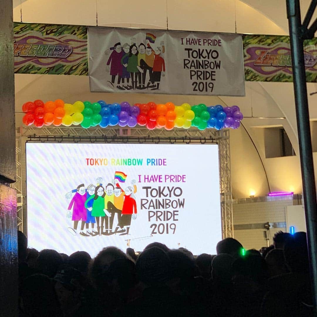 花井祐介さんのインスタグラム写真 - (花井祐介Instagram)「I’m honored to make main visual of “Tokyo Rainbow Pride 2019”. Happy to see my graphic all around Shibuya. I’m not gay but I don’t like to be called “straight” cause I believe every love is equal.there is no straight, bend, twist... Men love women, women love men, men love men, women love women... There are no difference.  Love is Love. Today there are so many love at Yoyogi Park in Shibuya. I’m so happy to be there with my family and happy to show my daughters many kind of love.✌️ 代々木公園では明日29日も東京レインボープライド開催されてます。このグラフィックのTシャツやトートバッグも販売されてます。m floが歌う公式ソングのPVにもグラフィック使われてます。」4月28日 23時57分 - hanaiyusuke