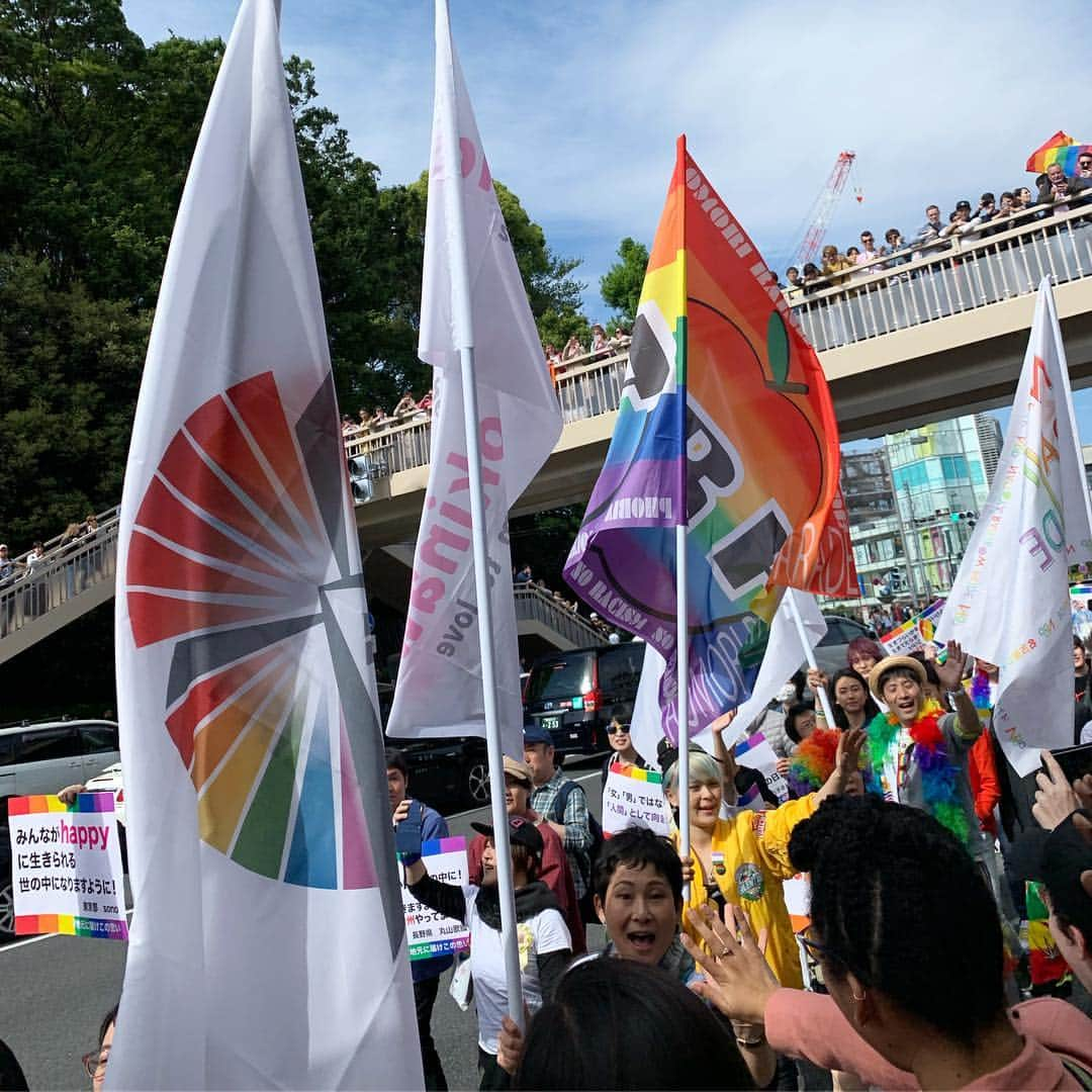 花井祐介さんのインスタグラム写真 - (花井祐介Instagram)「I’m honored to make main visual of “Tokyo Rainbow Pride 2019”. Happy to see my graphic all around Shibuya. I’m not gay but I don’t like to be called “straight” cause I believe every love is equal.there is no straight, bend, twist... Men love women, women love men, men love men, women love women... There are no difference.  Love is Love. Today there are so many love at Yoyogi Park in Shibuya. I’m so happy to be there with my family and happy to show my daughters many kind of love.✌️ 代々木公園では明日29日も東京レインボープライド開催されてます。このグラフィックのTシャツやトートバッグも販売されてます。m floが歌う公式ソングのPVにもグラフィック使われてます。」4月28日 23時57分 - hanaiyusuke