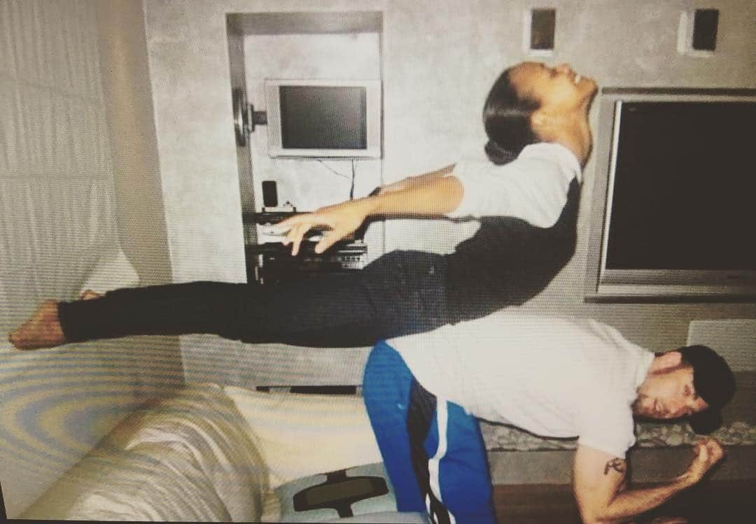 ゾーイ・サルダナさんのインスタグラム写真 - (ゾーイ・サルダナInstagram)「Flashback to Chris Evans and I goofing around while shooting The Losers years ago. Time flies and if anyone would’ve told us then about The Marvel Universe, we would’ve laughed and brushed it off. We were already grateful to be working and doing what we loved by telling stories. Love you Chris! #thelosersmovie - #winning this weekend! #captainamerica #gamora #dancing #puertorico #chrisevans」4月28日 23時57分 - zoesaldana