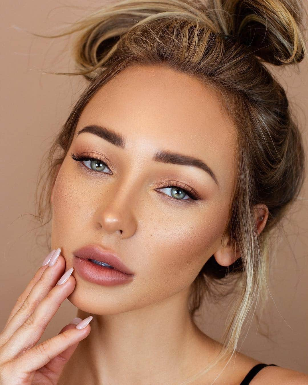 Too Facedさんのインスタグラム写真 - (Too FacedInstagram)「Natural beauty @liza_lash creates her perfect base with our Peach Perfect Foundation in shade Light Beige. 🍑 #tfpeachesandcream #toofaced」4月29日 0時03分 - toofaced