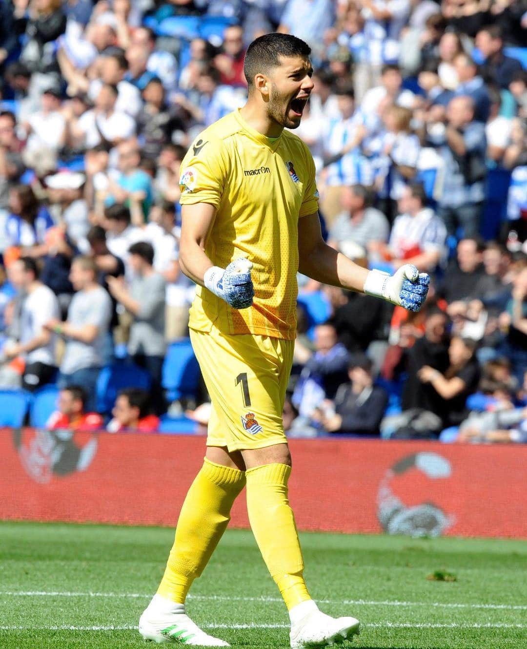 LFPさんのインスタグラム写真 - (LFPInstagram)「Euphoria! 🔥💙🔥 • #LaLiga #LaLigaSantander #RealSociedad #Rulli #Football #Goals #Goalkeeper」4月29日 0時17分 - laliga