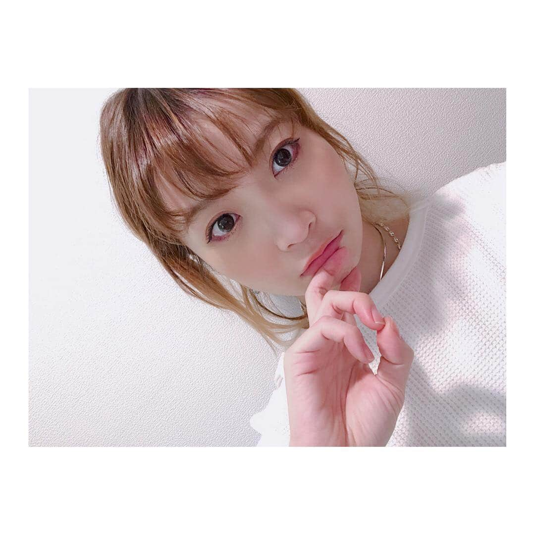 May’nさんのインスタグラム写真 - (May’nInstagram)「最近のめいんく。  メイク直ししたくないから朝から夜まで落ちないメイクを日々アップデート中。この自撮り帰宅してから撮った🤳  最近の特にお気にいりはthe saemのコンシーラーと、ブライズバトンっていう下地。透明感がすごいのに絶対とれない、よれない！  デパートコスメも韓国コスメもドラッグストアコスメもいいとこ取りします😏  #めいんく #メイク用品」4月29日 0時17分 - mayn1021