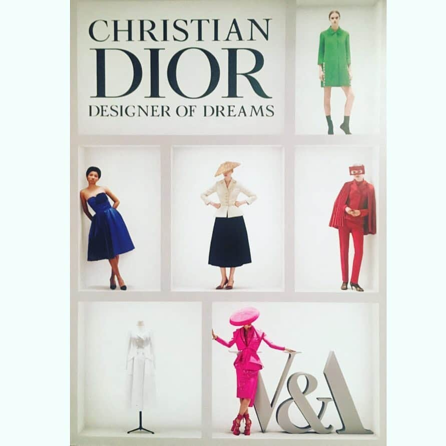 今村沙緒里さんのインスタグラム写真 - (今村沙緒里Instagram)「CHRISTIAN DIOR展！ Victria and Albert museum★ ものづくりの原点。 美しさ、かっこよさ、生き様、 世界中の人を虜にする美学！ 美しい、美しい世界でした。 ドレスは勿論、 デザイナーの高貴な精神に感動しました。 素晴らしいヒントがたくさん！ DESIGNER OF DREAMS❤︎ ・ #christiandior #exhibition #london #vandamuseum #fashion #art #design #creative #beautiful #런던 #아트 #패션 #ロンドン #ディオール展 #ファッション #美学 #生き方 #憧れます」4月29日 0時25分 - saorix13